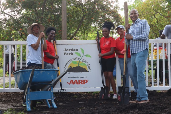 On August 8th, the St. Petersburg Housing Authority (SPHA) unveiled the new Jordan Park Community Garden sign.